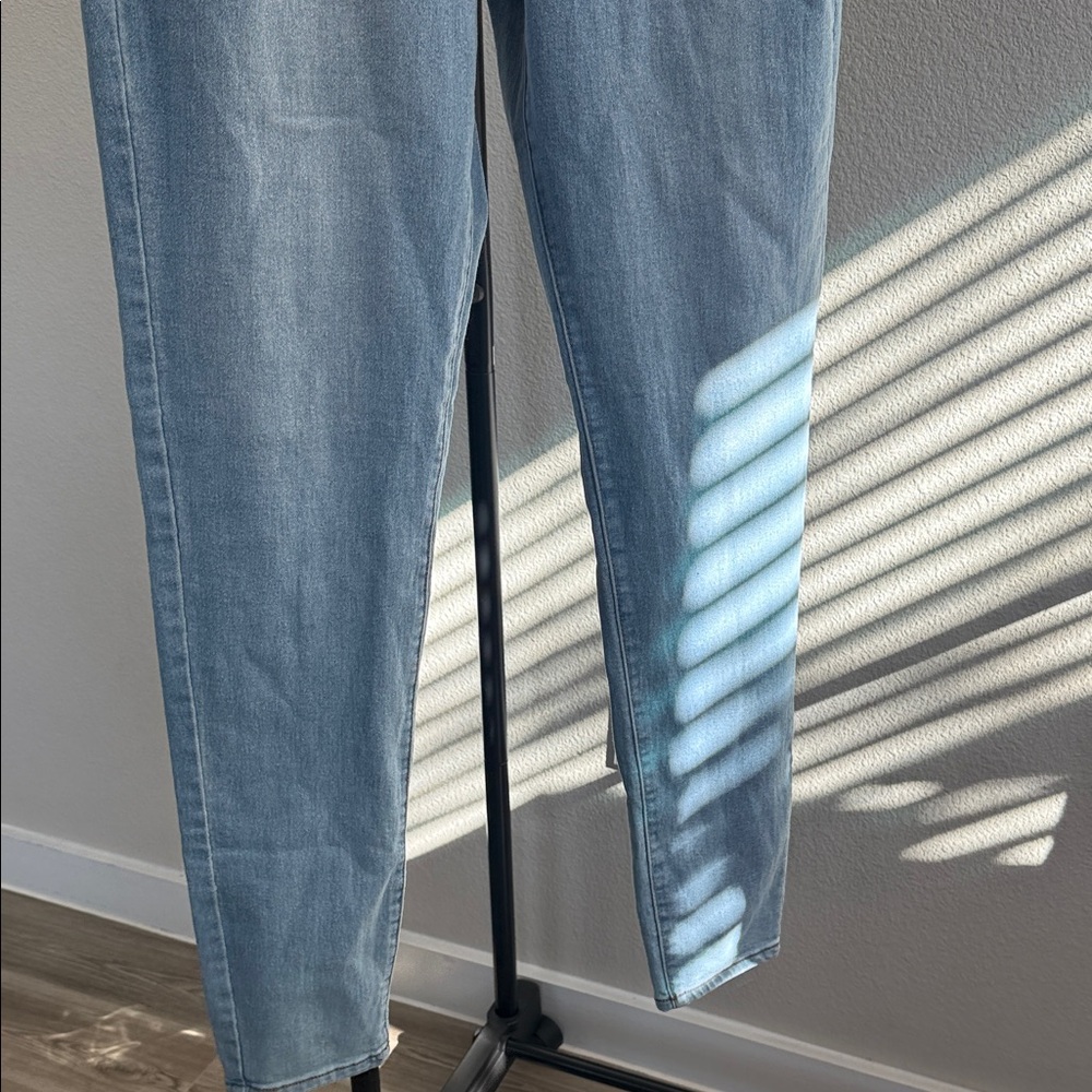 High Rise Light Wash Jeans - Picture 5 of 5